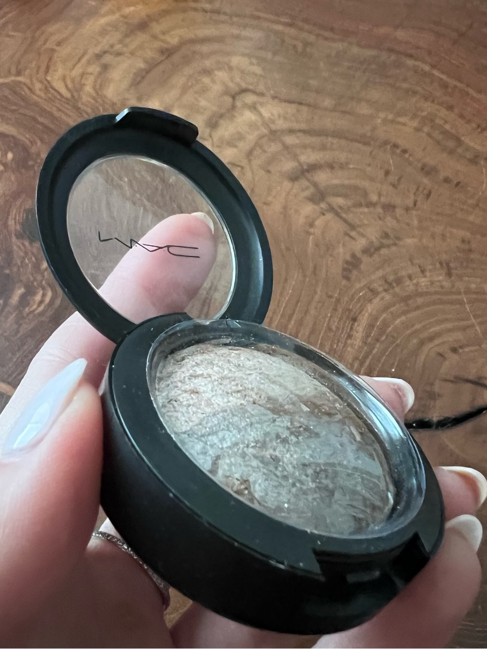MAC Mineralize Eyeshadow - FAMILY SILVER - Picture 6 of 9